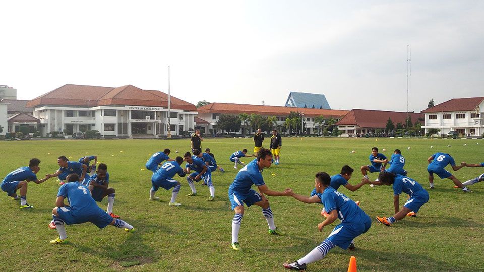Skuat Persib Bandung jalani sesi latihan di bawah arahan pelatih Dejan Antonic. Copyright: © Ginanjar/Indosport